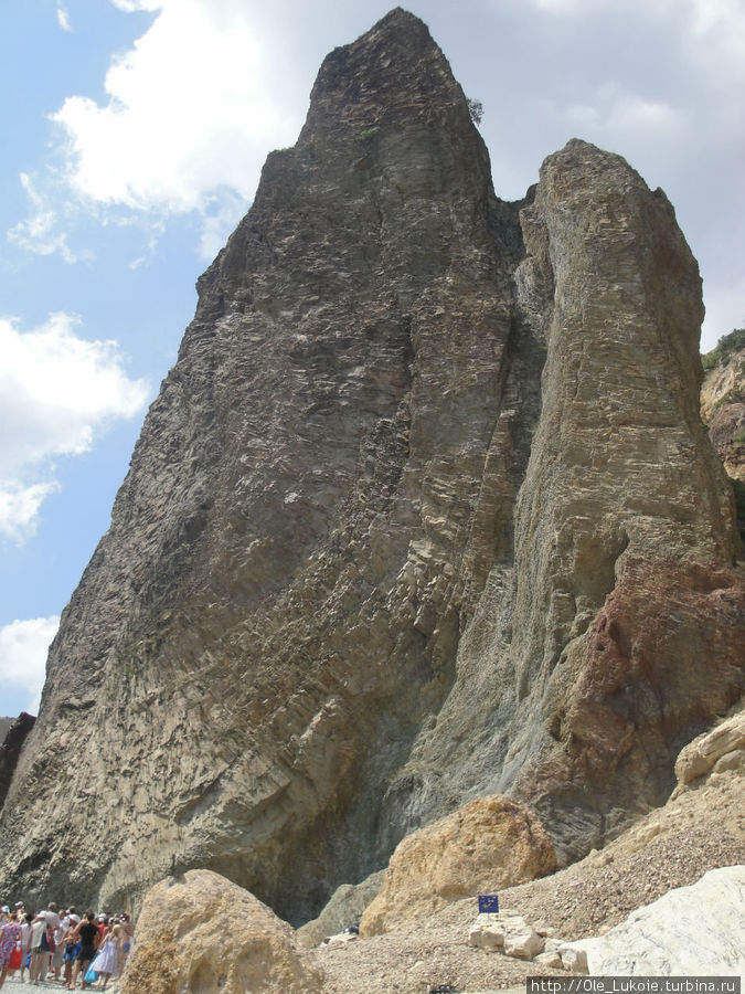 Крестовая скала над бухтой невдалеке от монастырской лестницы. Скалистый пик, сложенный кератофирами, разделен сомкнутыми трещинами на шестиугольные призматические столбы (Вики) Область Севастополь, Россия
