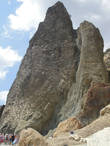 Крестовая скала над бухтой невдалеке от монастырской лестницы. Скалистый пик, сложенный кератофирами, разделен сомкнутыми трещинами на шестиугольные призматические столбы (Вики)