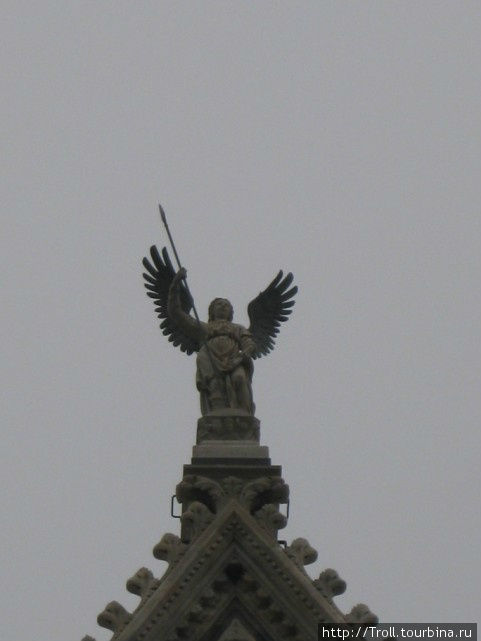 Ангел с копьем на самой вершине Сиена, Италия