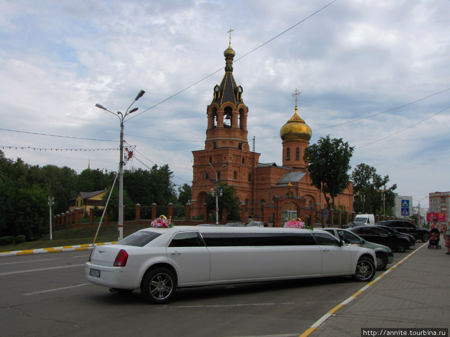 Лимузин возле ЗАГСа на фоне Троицкой церкви. Раменское, Россия