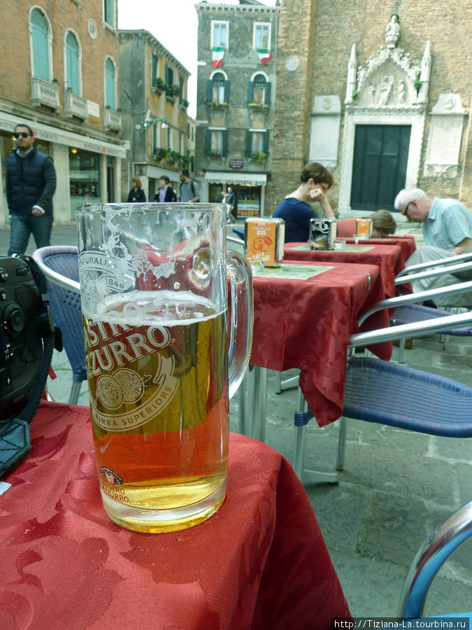 Передышка за кружкой пива Венеция, Италия
