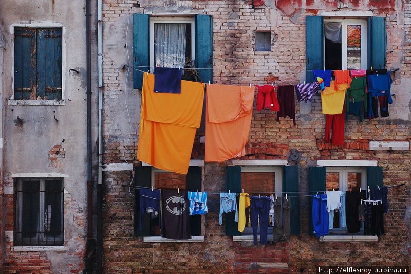Судя по ярким цветам апельсиновых тонов, здесь живут веселые и оптимистично настроенные граждане. Венеция, Италия