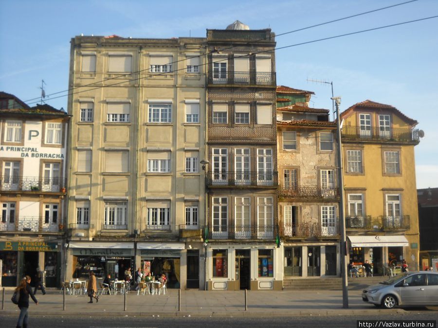 Скособоченная застройка Порту, Португалия