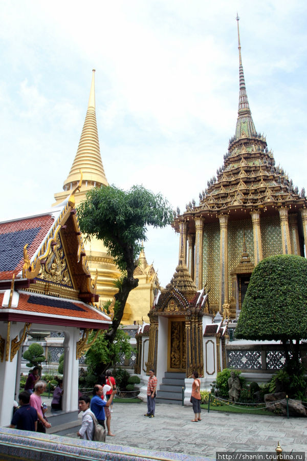 Золотая ступа Пхра Си Раттана Чеди (Phra Si Rattana Chedi) Бангкок, Таиланд