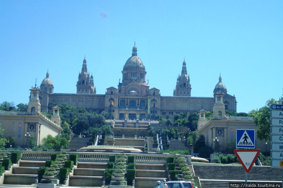 Величественный и очень красивый Национальный дворец с изумительными каскадными и огромным цвето-музыкальным фонтаном. Испания