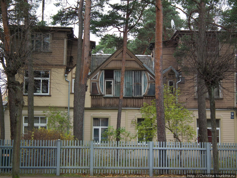 Нижний уровень, видимо, заселен .... А вот какого жить в таком доме, где наверху реально мансард с привидениями и ветер бродит. Юрмала, Латвия