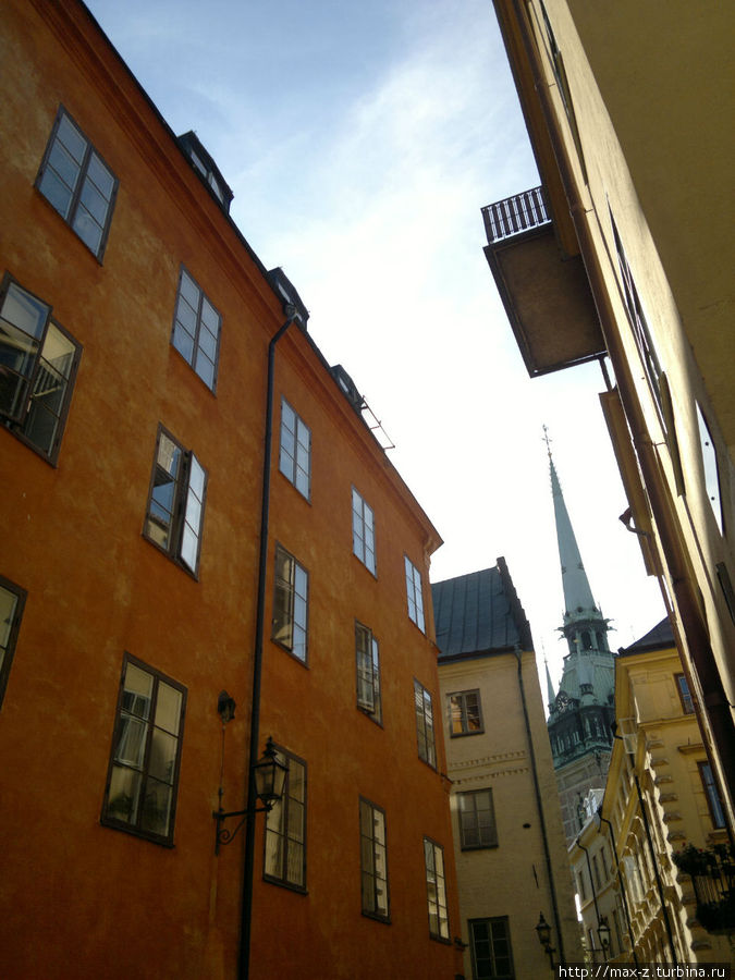 Из достопримечательностей можно выделить занесенную в Книгу Рекордов Гиннеса таверну Den Gyldene Freden, интерьер которой остается неизменным с 1722 года, старейший кафедральный собор Storkyrkan (Стурчюркан) и здание Парламента Швеции, уже новой постройки, но потрясающе гармонично вписанное в архитектурный ансамбль Старого Города в середине XX столетия.