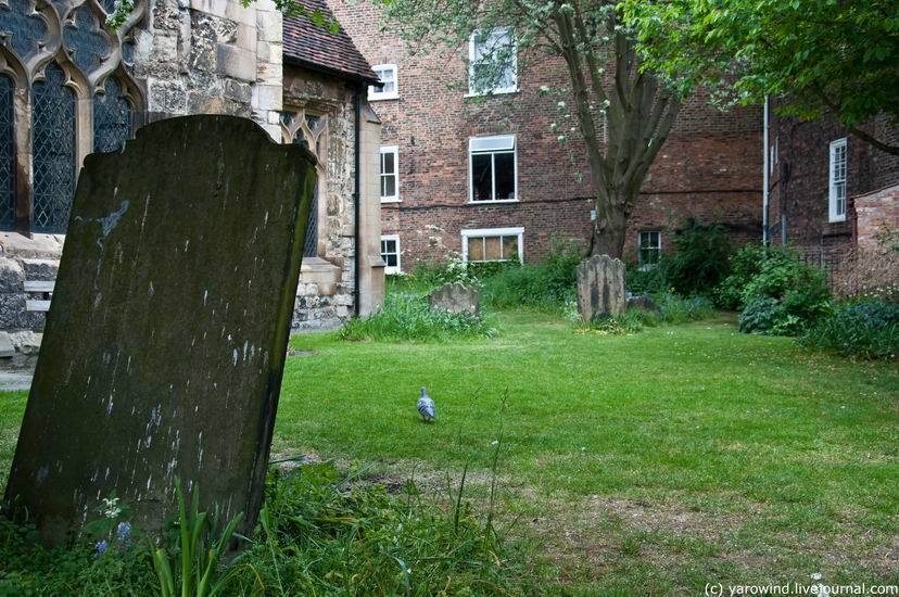 Возле церкви – старое кладбище, с покосившимися надгробьями. Йорк, Великобритания