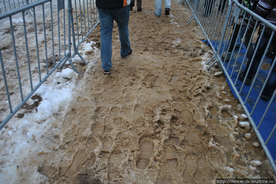 Под ногами месиво из грязного мокрого снега Нове-Место-на-Мораве, Чехия