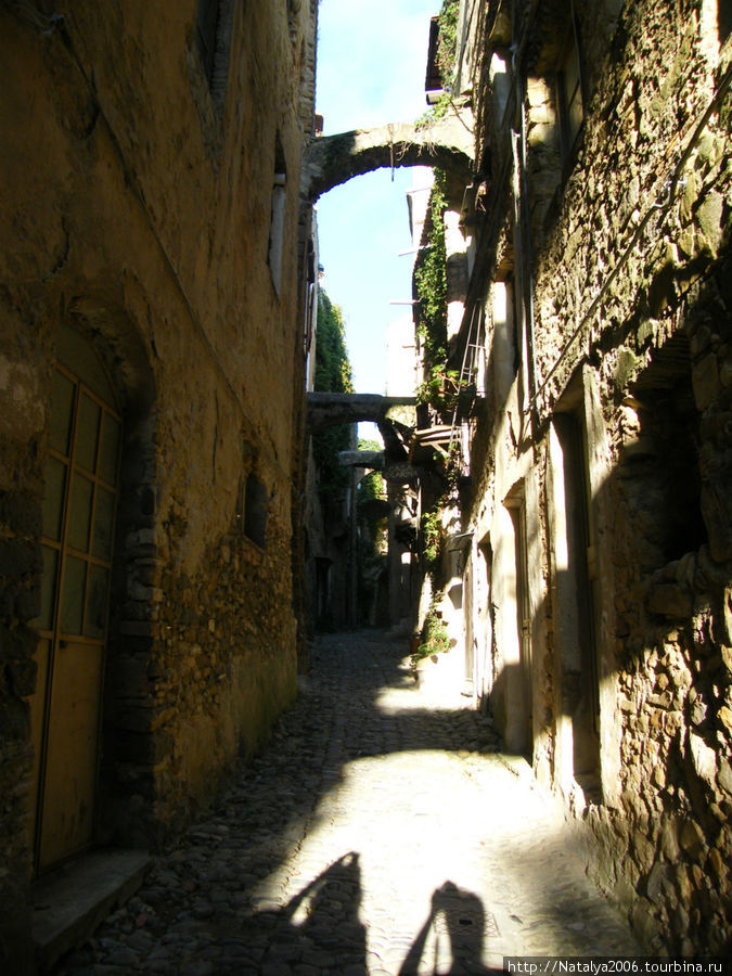 Узкие улочки Старой Буссаны Буссана-Веккья, Италия