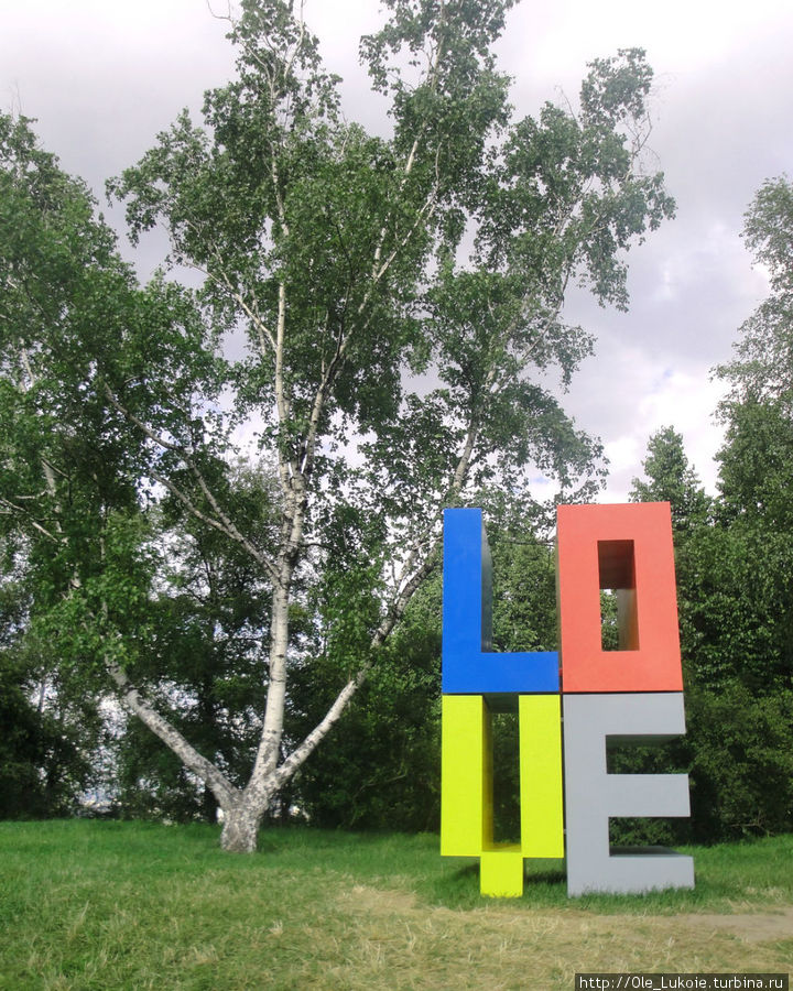 LOVE 2012, группа Pprofessors, Россия — эта скульптура часть большого арт-проекта. Автор считает, что эта конструкция присутствует везде, не только в речи — интересно Киев, Украина