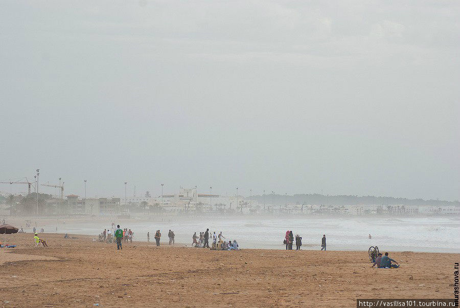 Агадир, люди на пляже Агадир, Марокко