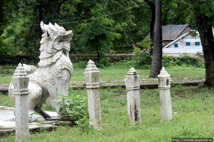 Каменный лев у пагоды Мингун, Мьянма