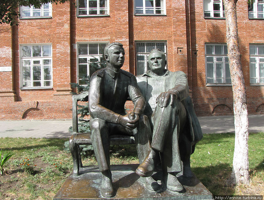 Памятник Гагарину и Королёву. Таганрог, Россия