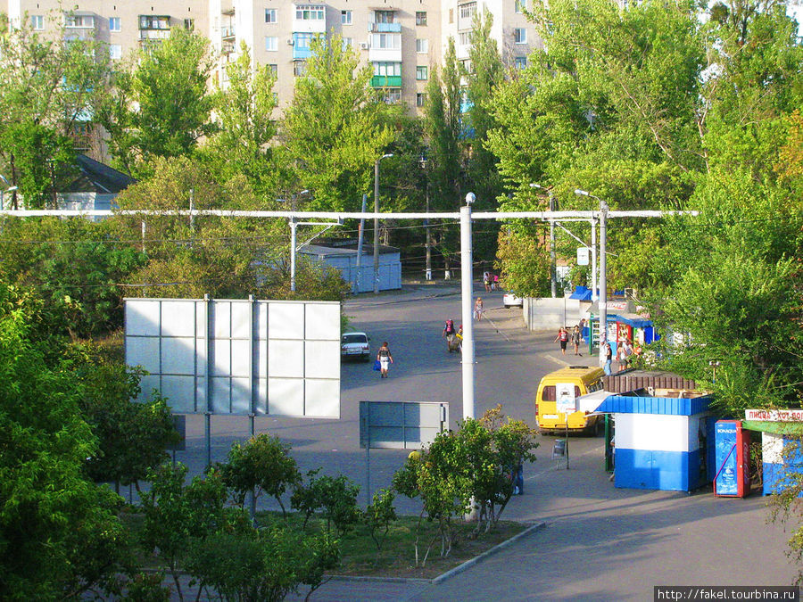 Вид с пешеходного моста на привокзальную площадь Харьков, Украина