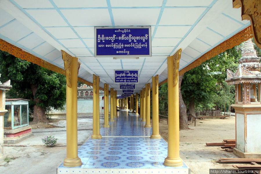 Для удобства паломников здесь много крытых галерей Монива, Мьянма