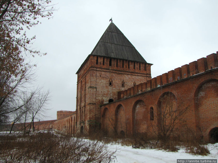 Башня Авраамиевские врата, через которую я поднималась и спускалась со стены. Смоленск, Россия