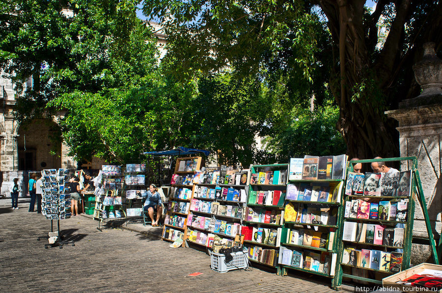 На площади можно купить старые книги, значки и сувениры с символикой Че Гавана, Куба
