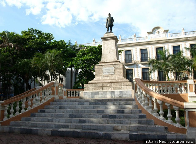 Памятниу генералу Cepeda Peraza рядом с Гран Отелем Мерида, Мексика