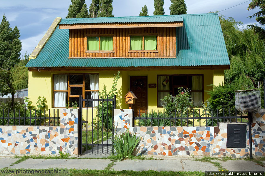 Вообще городок весёлый. В смысле приятен глазу. В основном небольшие домишки в яркой и пёстрой цветовой гамме. Эль-Калафате, Аргентина