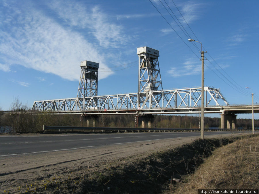 Мост через Свирь — реку, содениящую Онегу и Ладогу Республика Карелия, Россия