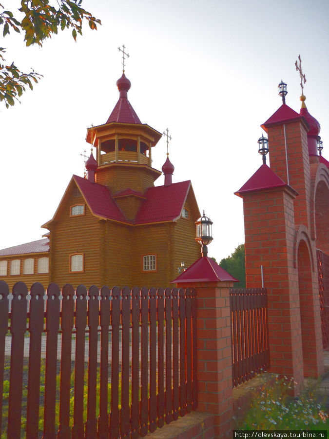 Новая церковь — ее тоже видно с главной дороги Грязовец, Россия