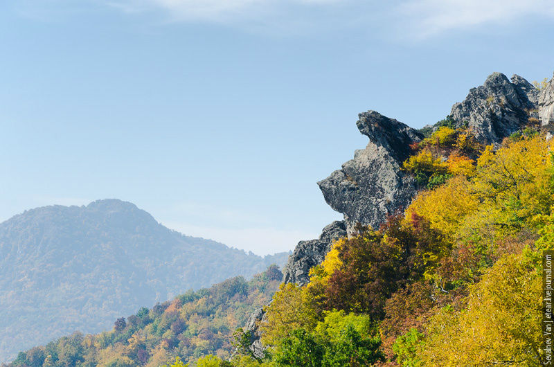Отроги Козьих скал, в дали виднеется вершина Лисий нос Пятигорск, Россия