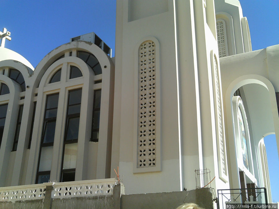 Христианская церковь стоит почти рядом с мечетью. Хургада, Египет