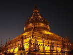 Пагода Швезигон была воздвигнута в 1057 году королём Анорахта, основателем королевской династии Бирмы. Пагода покрыта золотом и окружена множеством небольших храмов и ступ. 
В основании пагоды замурованы зуб, подаренный королем Шри Ланки, ребро и налобная повязка Будды.