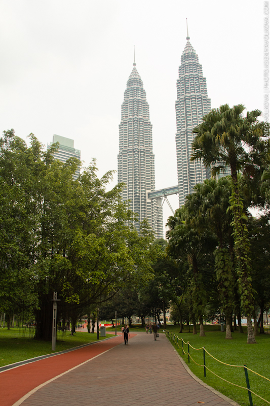 К башням и торговому комплексу Suria KLCC примыкает парк — одна из немногих зеленых зон в центре мегаполиса. Утром тут можно встретить не только бизнесменов и туристов, но и бегунов. Куала-Лумпур, Малайзия
