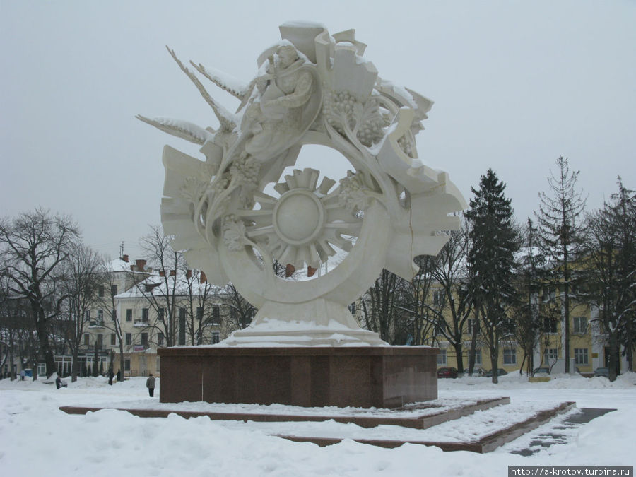 На главной площади, вместо Ленина, стоит вот такая штука Хмельницкий, Украина
