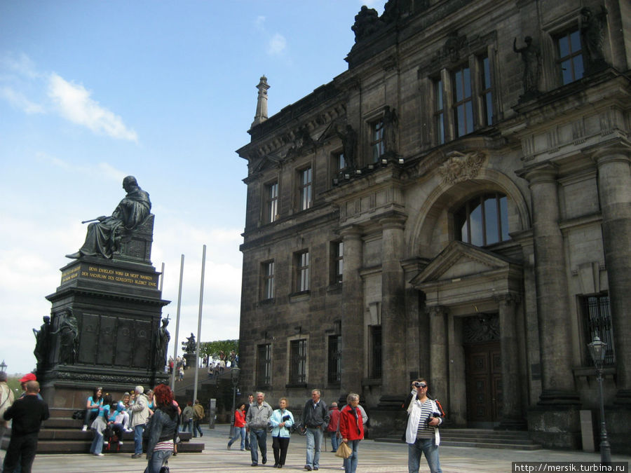 Памятник Готфриду Земперу Дрезден, Германия