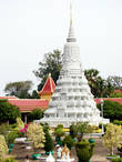 Собственно в ступах хранится прах камбоджийских королей династии Народомов