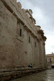 Сиракузы. Дуомская площадь, кафедральный собор. В стены встроены колонны древнегреческого храма Афины. Вид с улицы.
