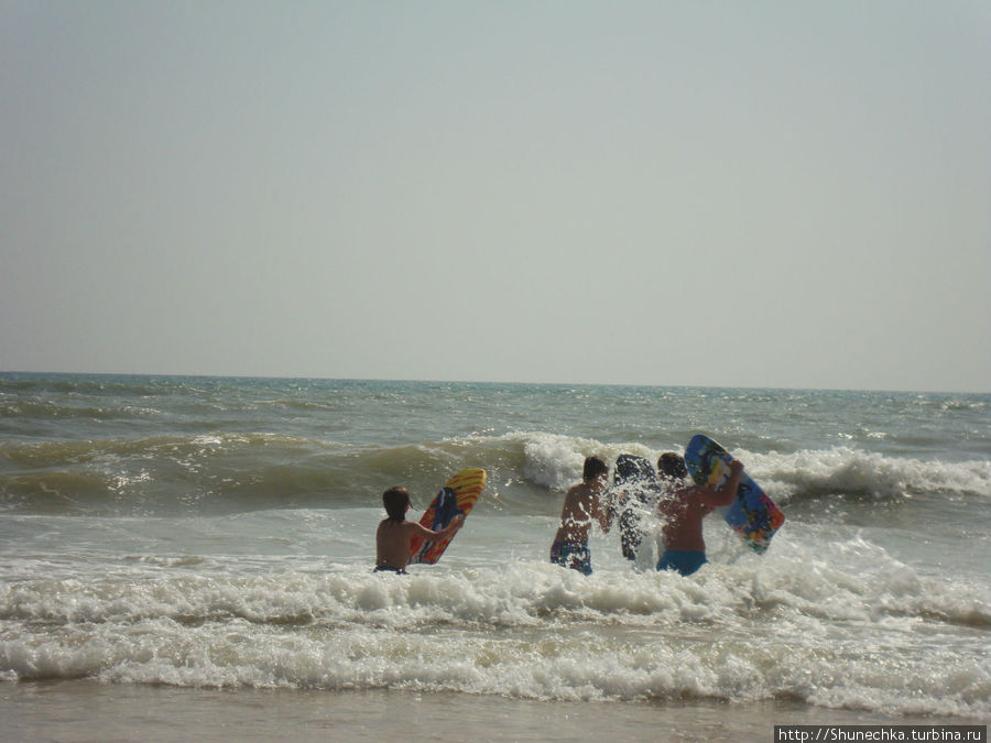 Волны всегда привлекают детей, больше того, им совершенно не важна, какая температура воды. Регион Алгарве, Португалия