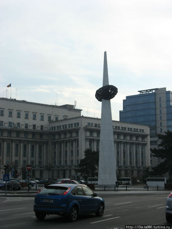 Необычный памятник, символизируюший свободу, прорывающуюся через колючую проволоку Бухарест, Румыния