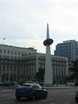 Необычный памятник, символизируюший свободу, прорывающуюся через колючую проволоку