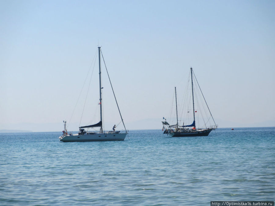 Яхты стоят у берега. Дидим, Турция