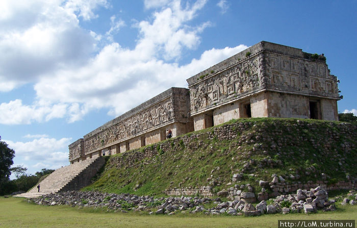 «Дворец правителя» — одно из красивейших зданий, богато украшенное скульптурой и мозаичным фризом из 20 тыс. отдельных пластин Ушмаль, Мексика