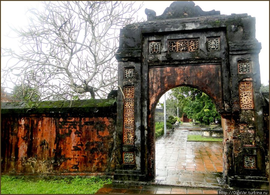 Дождливым днем в пурпурном Запретном городе Хюэ, Вьетнам