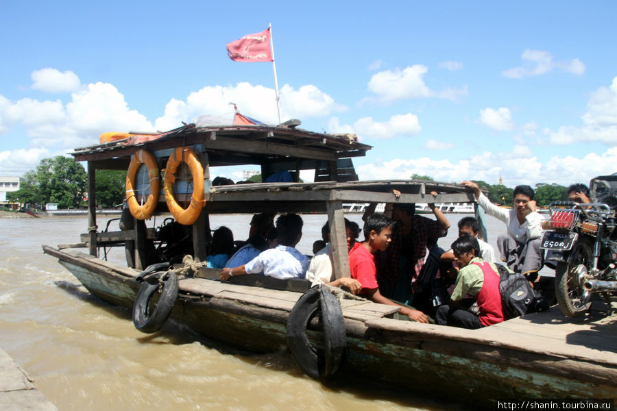Паром на реке Чиндвин Монива, Мьянма