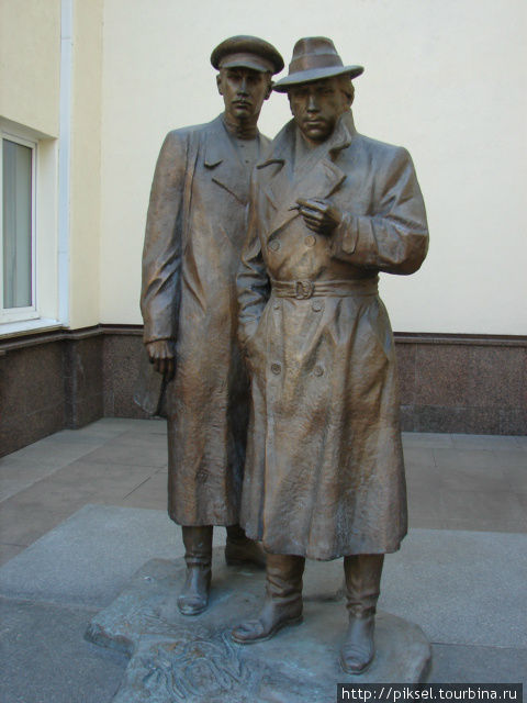 Памятник Жеглову и Шарапову. Киев, Украина
