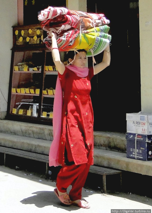 Попробуйте пройтись по жаре с такой ношей на голове... Катманду, Непал