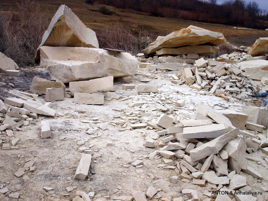 Известняк — камень, из которого каменщики делают скульптуры. Косуэць, Молдова