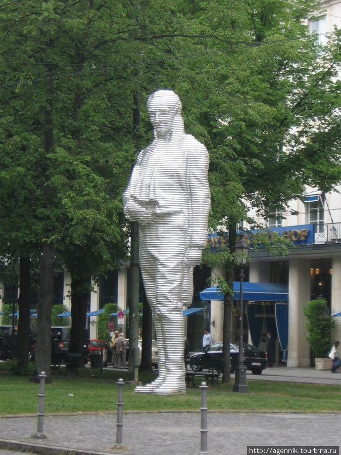 Мюнхен. Maximilian von Montgelas. Алюминиевая скульптура на Променадерплац Мюнхен, Германия