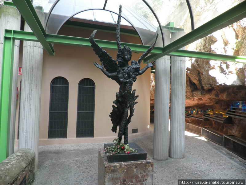 Монсеррат, статуя Черной Мадонны,покровительницы Каталонии. Монастырь Монтсеррат, Испания