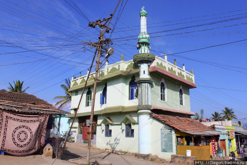Мечеть деревни Масинагуди Национальный парк Мудумалай, Индия