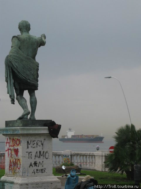 Неизвестный мне деятель римской истории величаво указывает вдаль — в данном случае, на грузовоз Неаполь, Италия