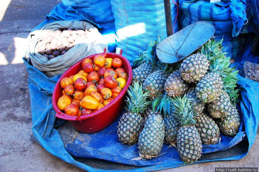 Здравствуйте, такие знакомые и родные ананасы!
Перу, рынок в Куско, февраль 2012 года Перу