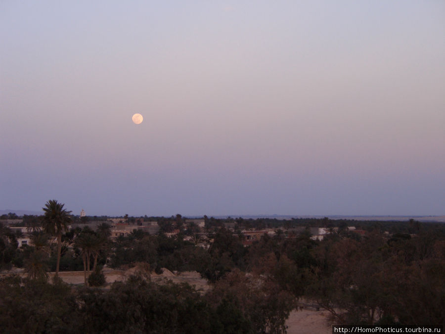 луна над Дузом Дуз, Тунис